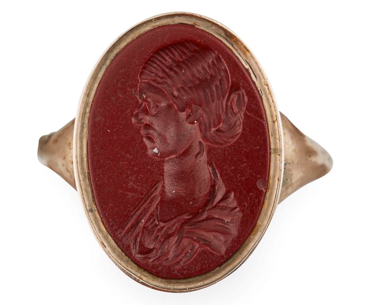 A GOLD MOUNTED CARNELIAN INTAGLIO RING