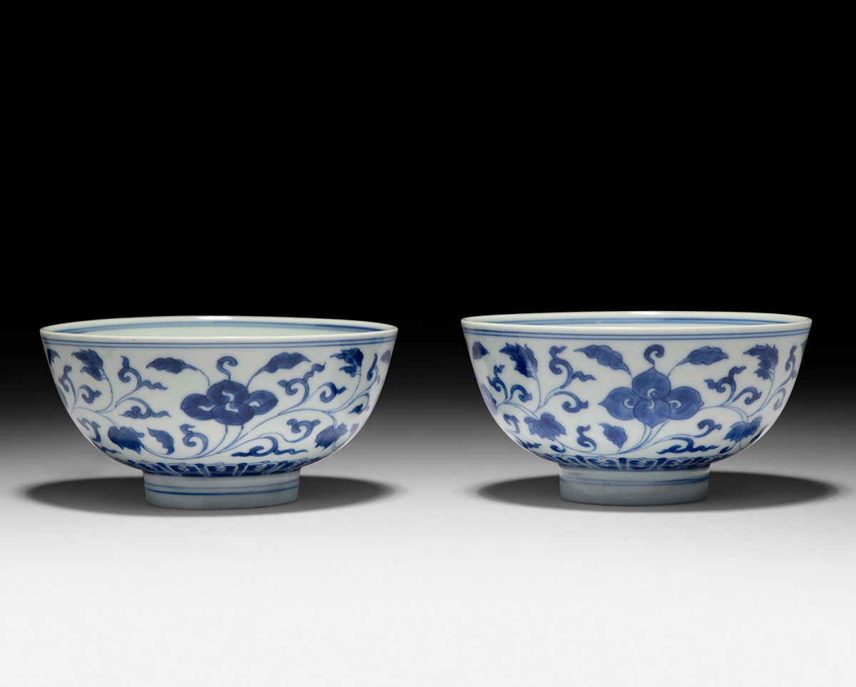 PAIR OF BLUE AND WHITE 'FLOWER' BOWLS QING DYNASTY, KANGXI MARK AND OF THE PERIOD 清康熙款及年代 青花四瓣花卉紋碗（共兩件）