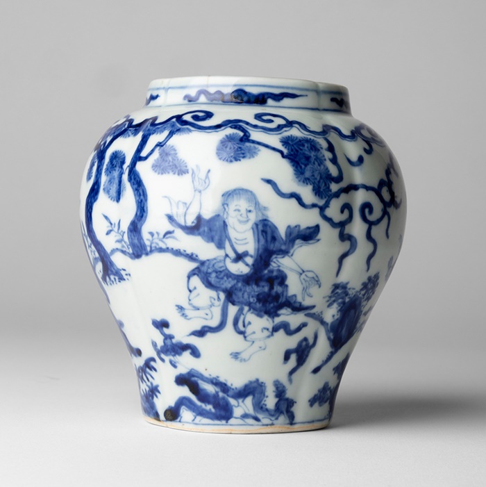 LOT 122 | RARE SMALL BLUE AND WHITE 'FOUR IMMORTALS' JAR MING DYNASTY, JIAJING MARK AND OF THE PERIOD | 明嘉靖 青花雙圈「大明嘉靖年製」六字楷書款 青花蓬頭四仙圖瓜棱小罐 | £5,000 - £7,000 + fees