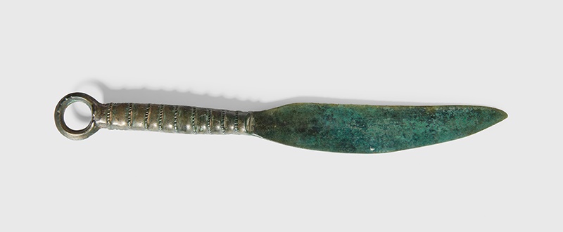 LOT 18 | BRONZE AGE KNIFE | CENTRAL EUROPE, C. 1200 - 1000 B.C. | £600 - £900 + fees