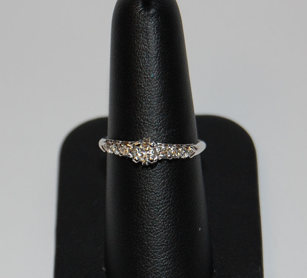 Lot 137 - A modern diamond set ring