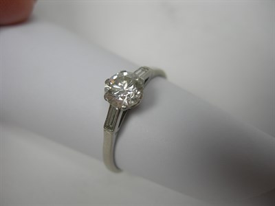 Lot 101 - A platinum mounted diamond set ring