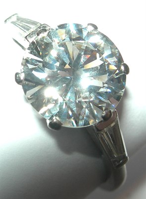 Lot 105 - A diamond set ring