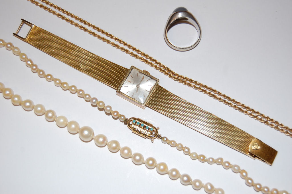 Lot 170 - A graduated cultured pearl necklace