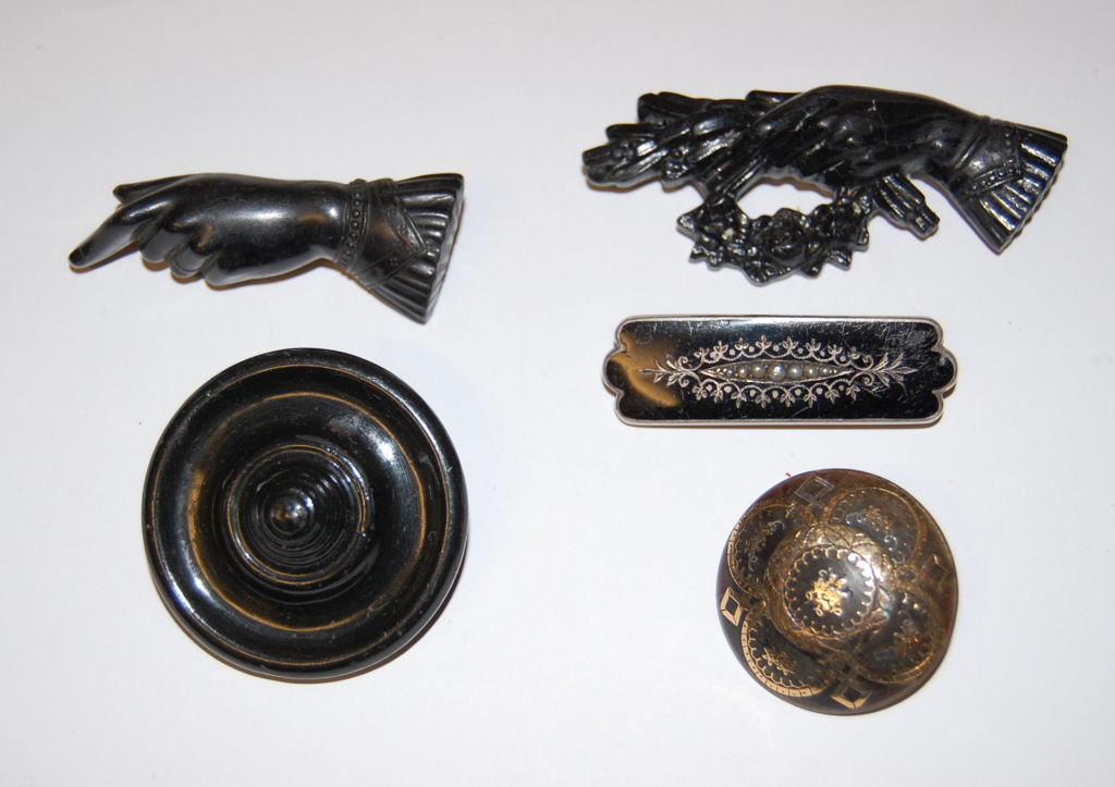 Lot 43 - A collection of mostly memorial jewellery