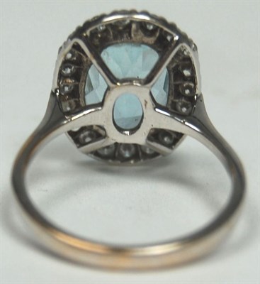 Lot 119 - An aquamarine and diamond oval cluster ring