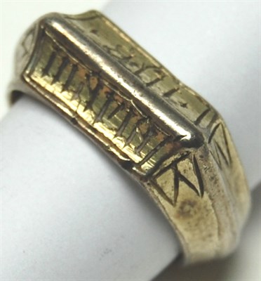 Lot 31 - An antique gentleman's silver gilt ring