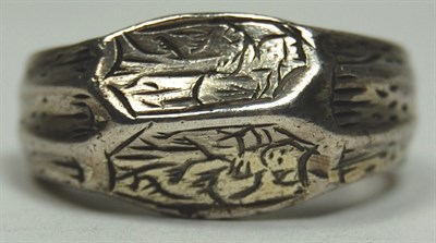 Lot 32 - An antique gentleman's silver ring