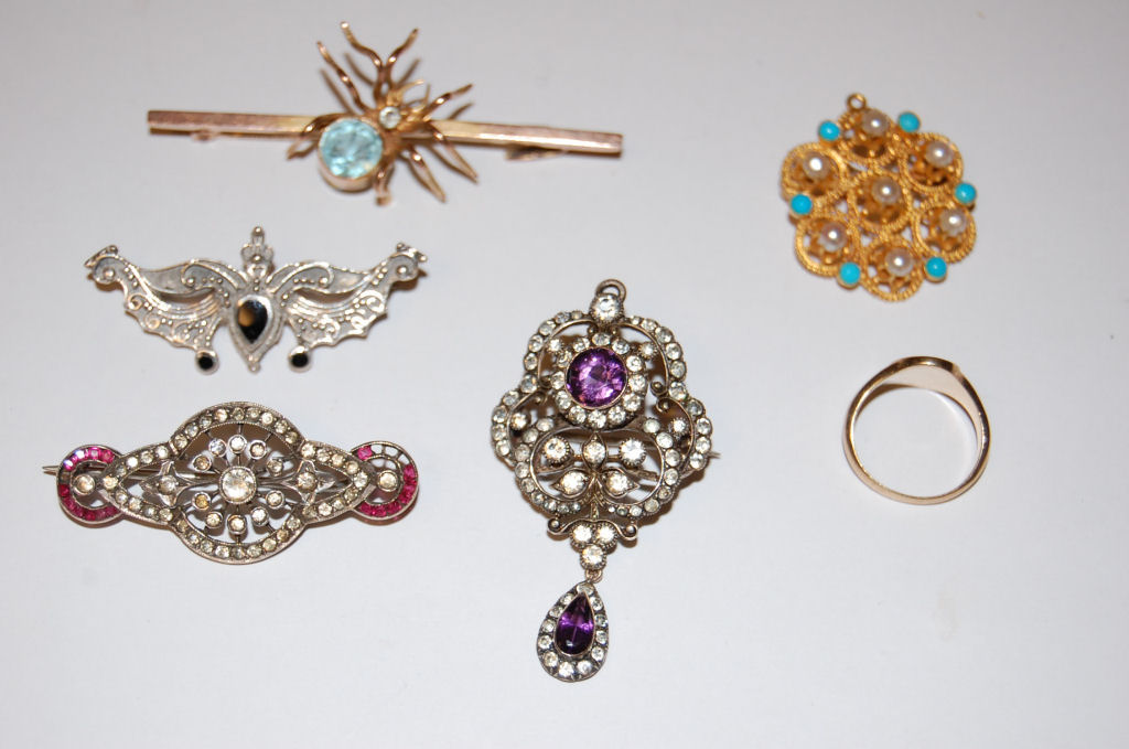 Lot 142 - A small collection of jewellery