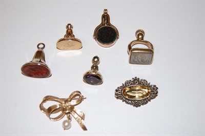 Lot 143 - A group of items of gold jewellery to include