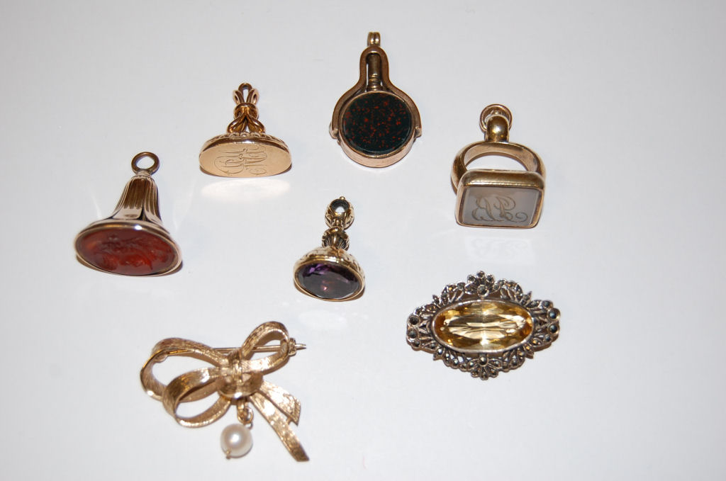 Lot 143 - A group of items of gold jewellery to