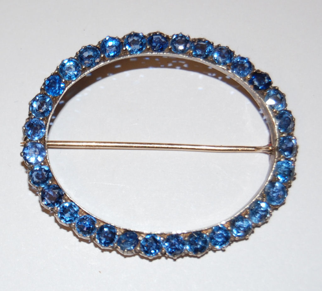 Lot 209 - An oval sapphire brooch