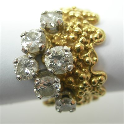 Lot 54 - A modern diamond cluster ring