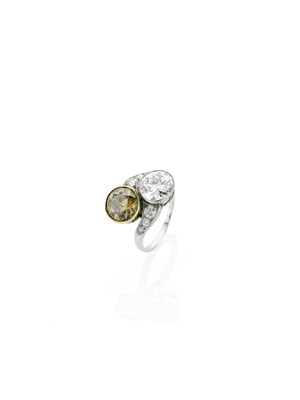 Lot 88 - A Belle Époque fancy coloured diamond set ring