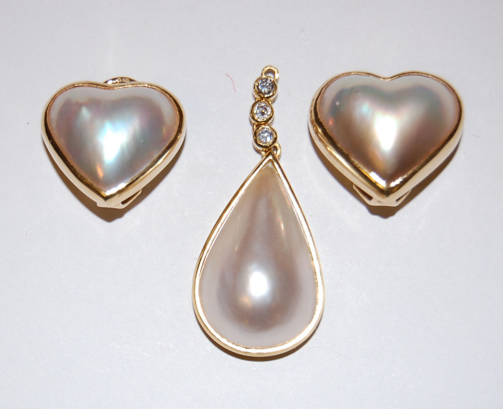 Lot 36 - A pair of 18ct gold mabe pearl earrings and a similar pendant
