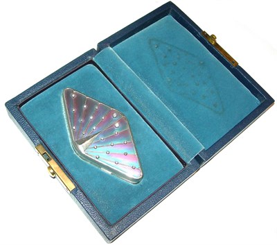 Lot 190 - A diamond set compact