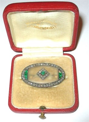 Lot 123 - An Edwardian oval multi-gem set brooch
