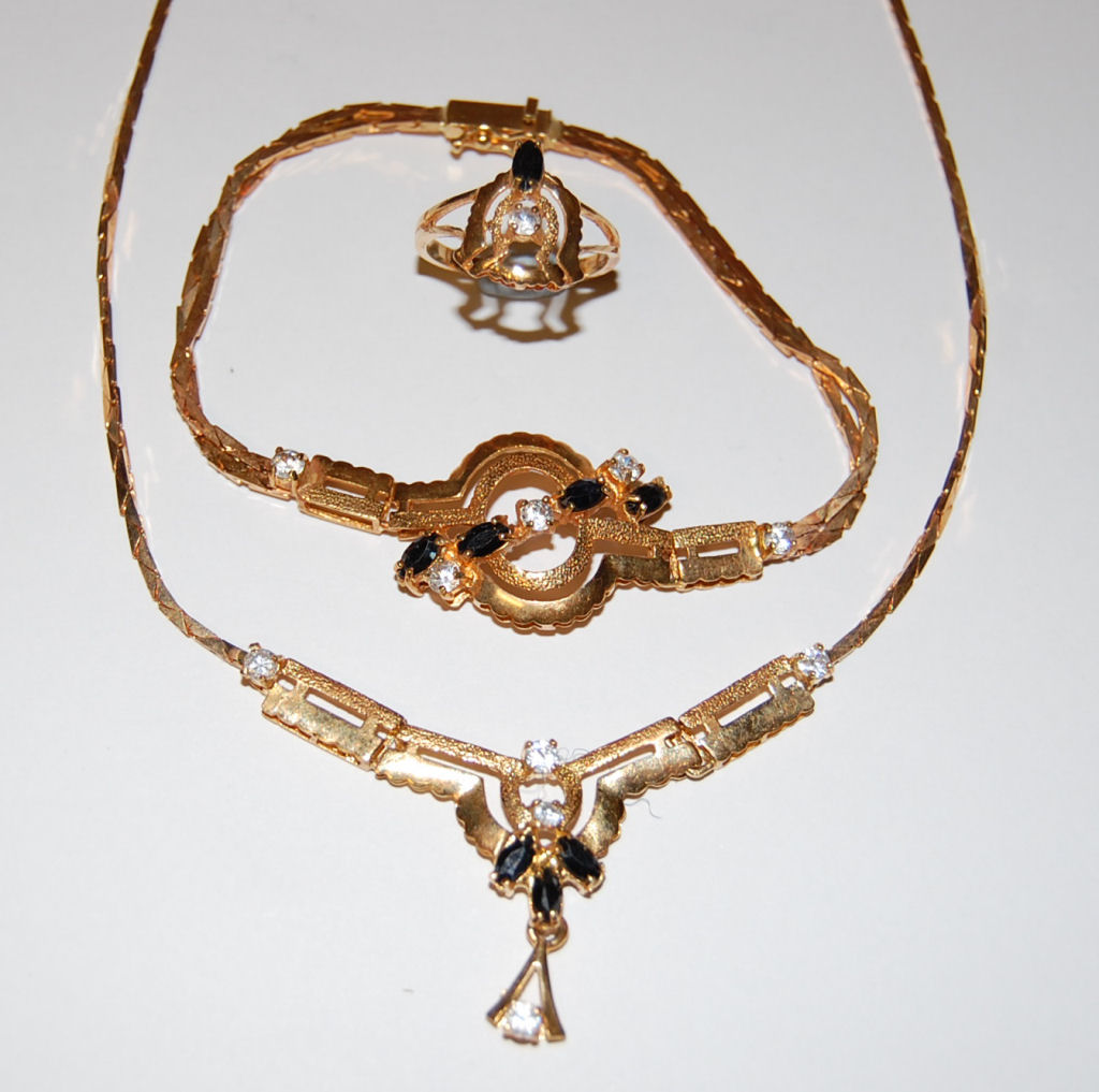 Lot 199 - An Eastern gold and gem set suite