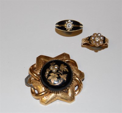 Lot 202 - A Victorian 18ct mourning ring