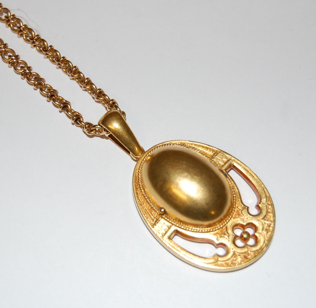 Lot 91 - A Victorian gold chain and pendant