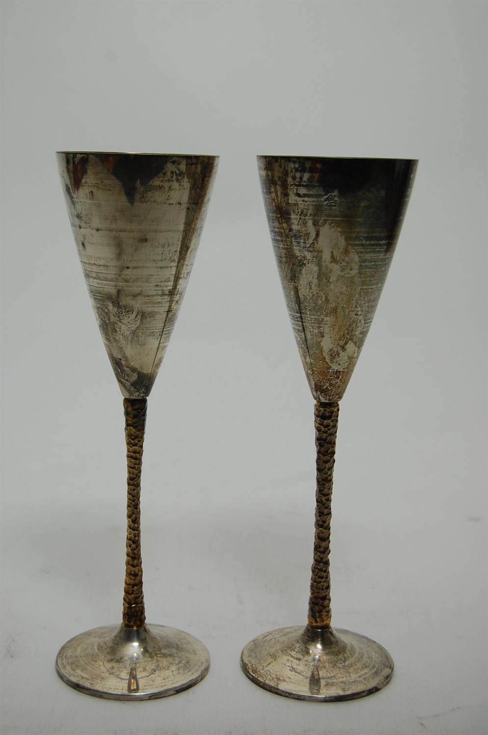 Lot 266 - STUART DEVLIN - a pair of modern silver goblets