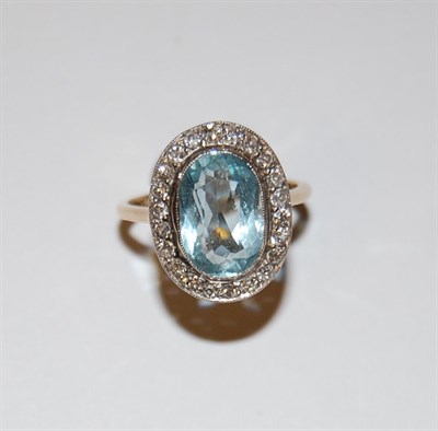 Lot 56 - An early 20th century aquamarine and diamond cluster ring