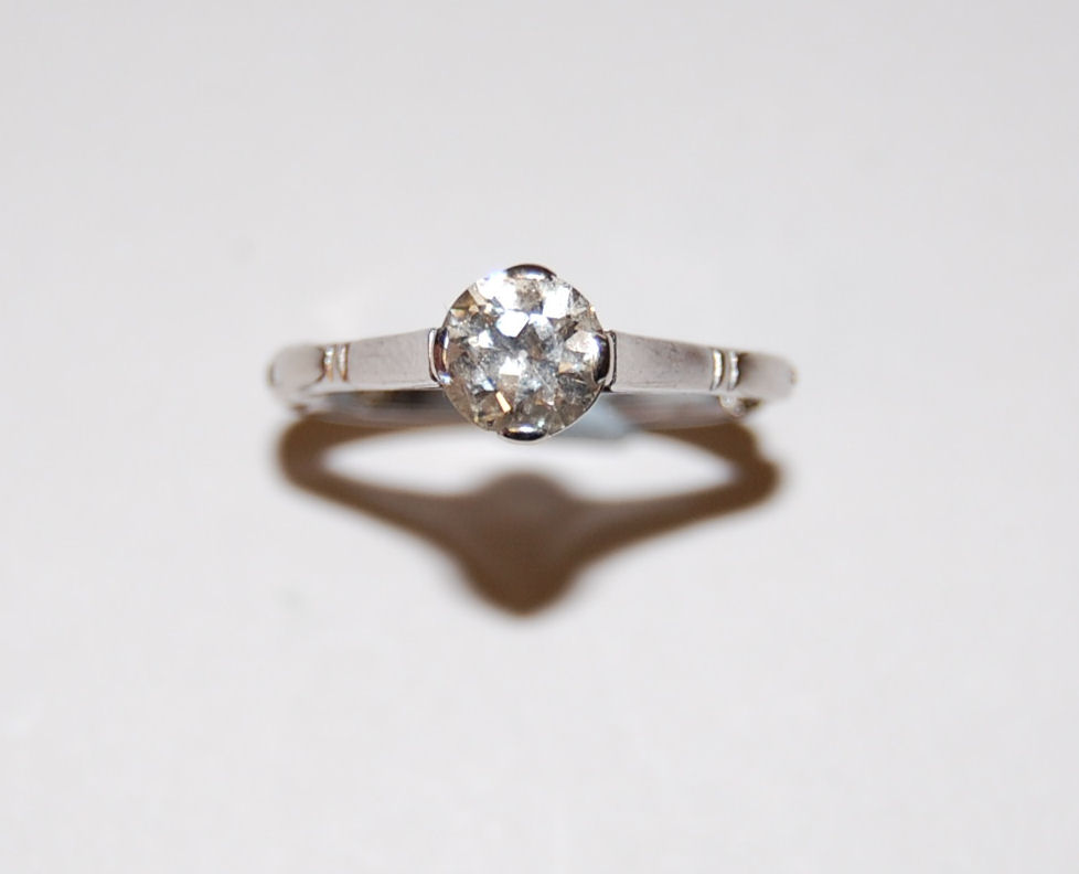 Lot 90 - A platinum set diamond solitaire ring