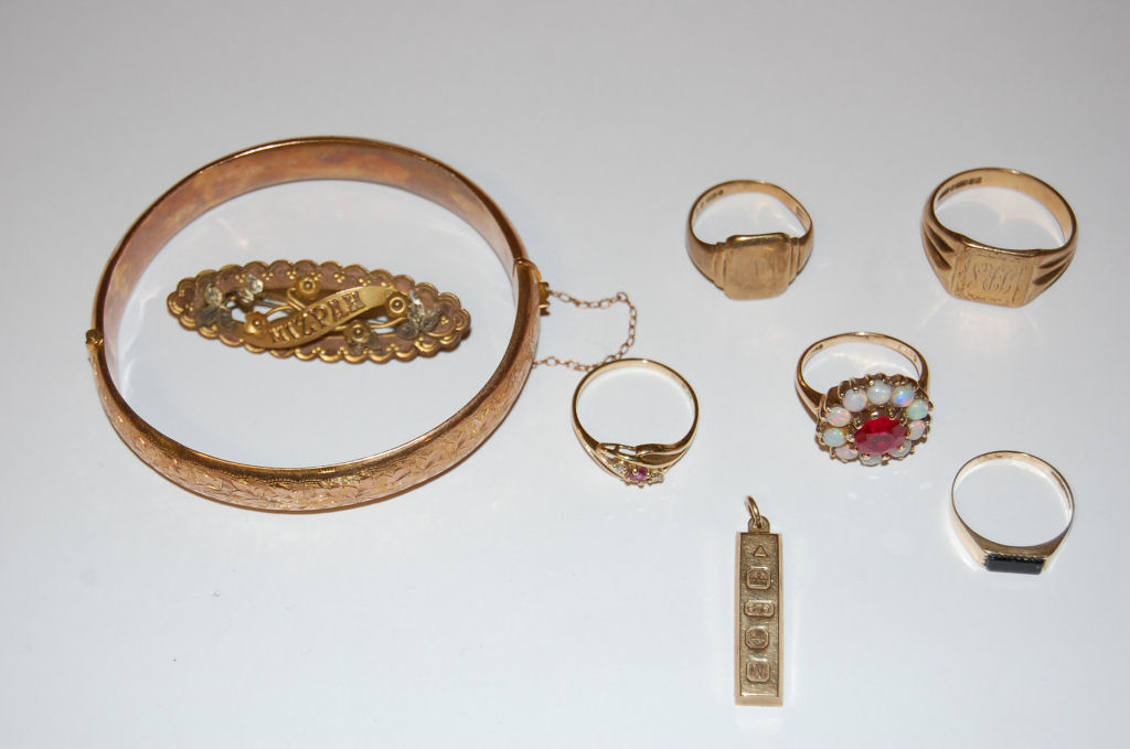 Lot 66 - A quantity of gold jewellery to include