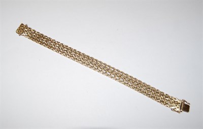 Lot 1 - An 18ct gold fancy link bracelet