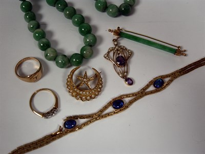 Lot 26 - A collection of jewellery to include a jade bar brooch