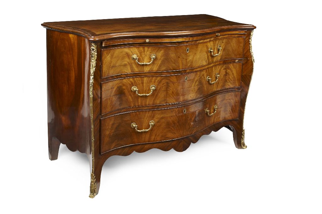 467 - FINE GEORGE III MAHOGANY AND CROSSBANDED SERPENTINE COMMODE