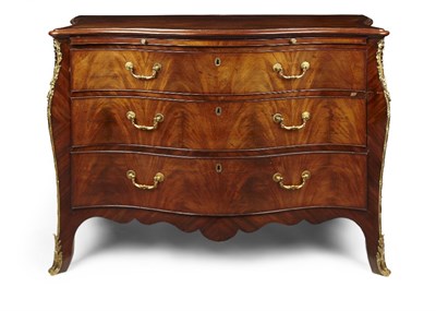 Lot 467 - FINE GEORGE III MAHOGANY AND CROSSBANDED SERPENTINE COMMODE
