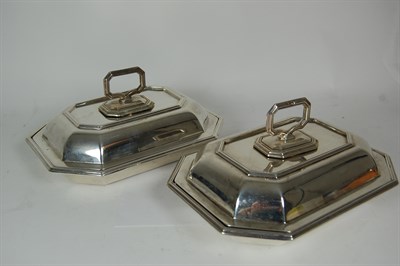 Lot 296 - A pair of entree dishes and covers