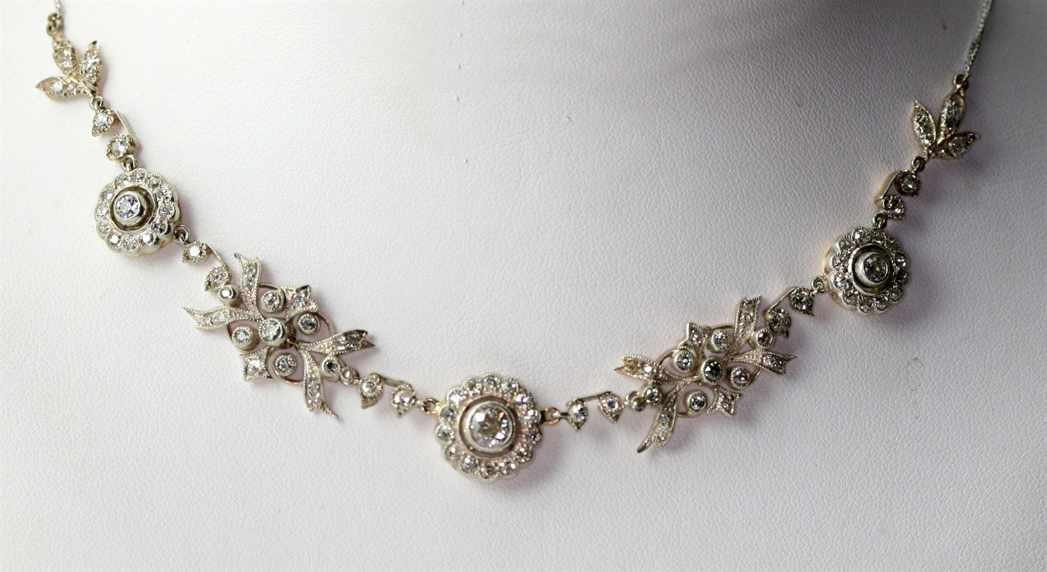 Lot 77 - An Edwardian diamond necklace