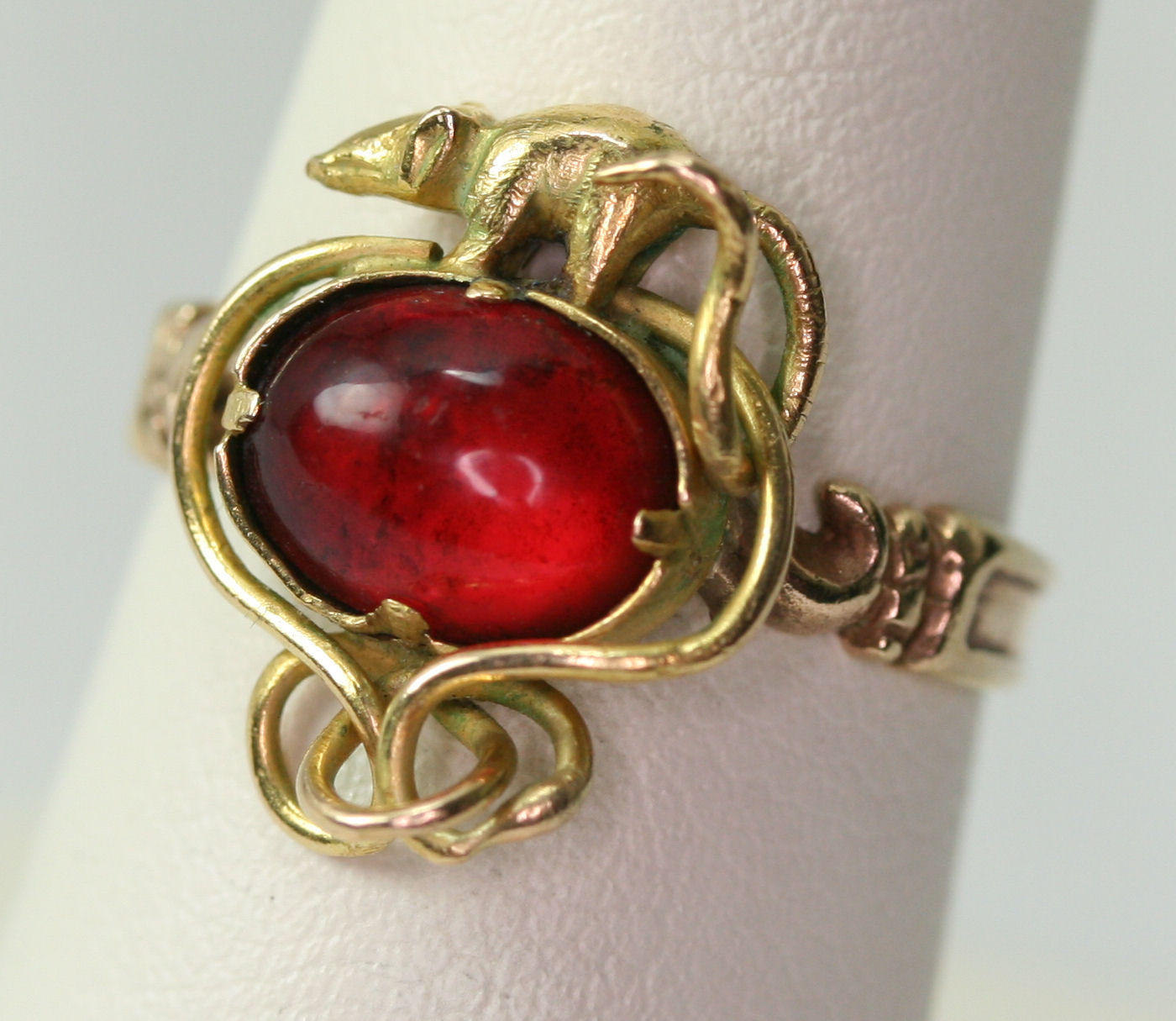 Lot 80 - An antique style ring