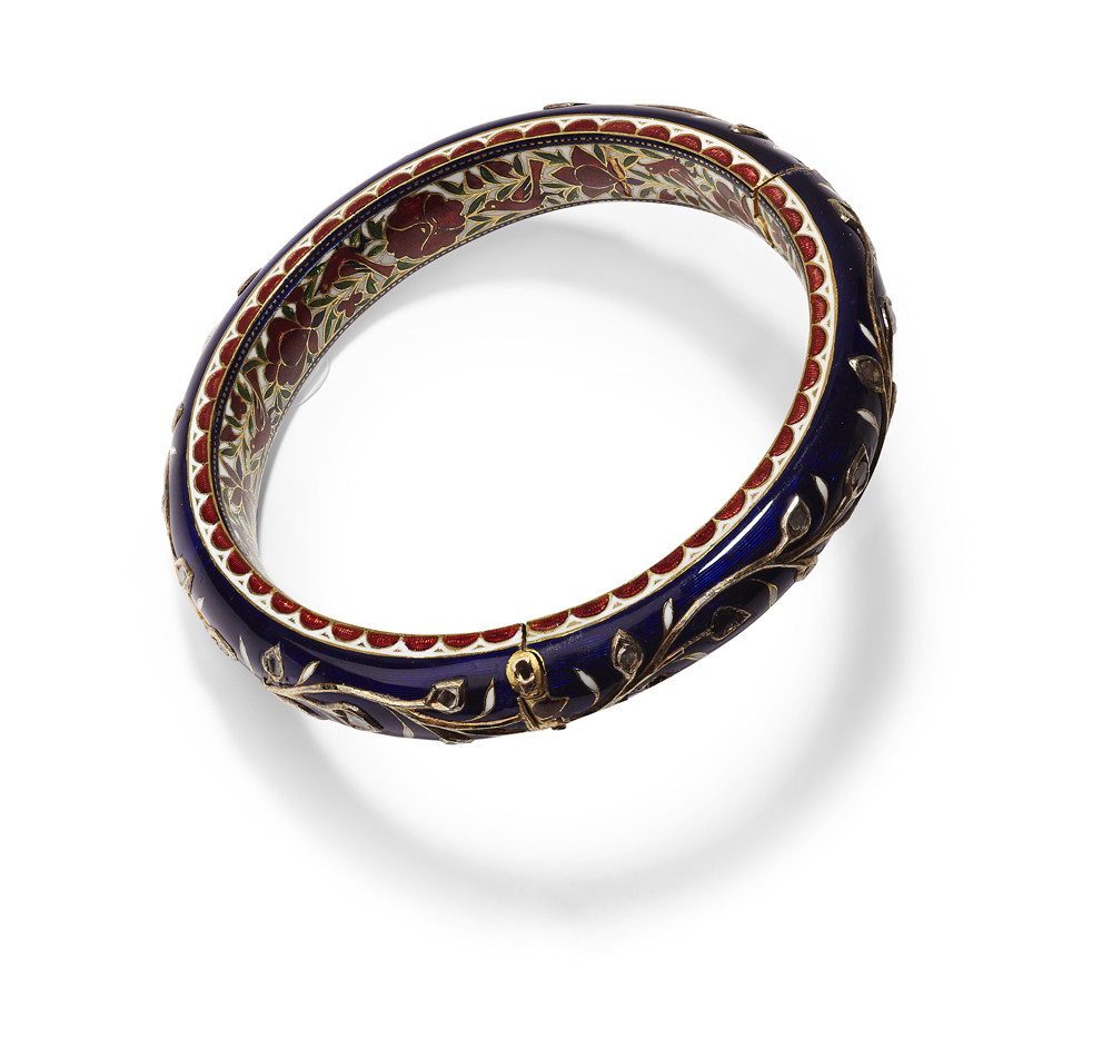 Lot 139 - An Indian gold enamelled and diamond set bangle