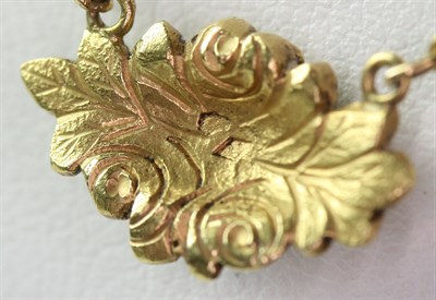 Lot 82 - An early 20th century French gold necklace