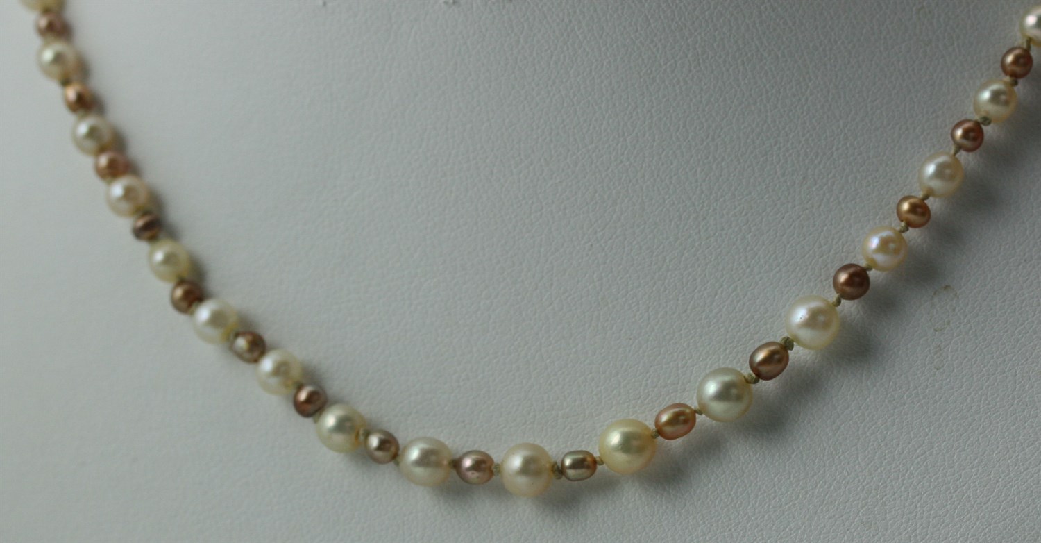 Lot 128 - A graduated two-coloured CULTURED pearl necklace