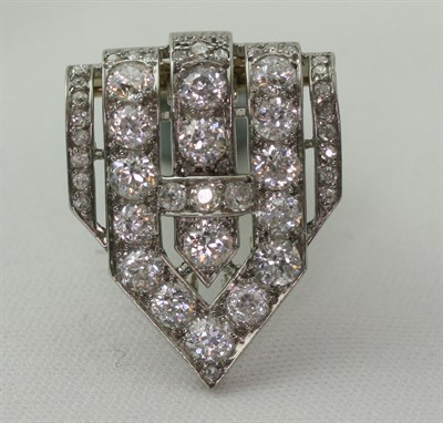 Lot 141 - An Art Deco French white gold mounted diamond set clip