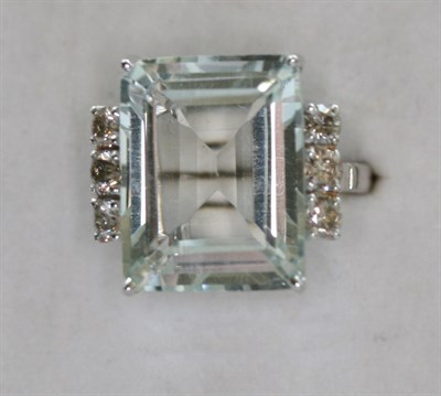 Lot 184 - An 18ct white gold mounted aquamarine and diamond set ring