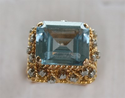 Lot 173 - A large aquamarine and diamond cocktail ring