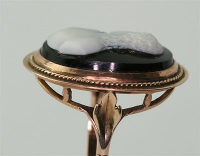 Lot 23 - An Edwardian rose gold mounted hardstone cameo set ring