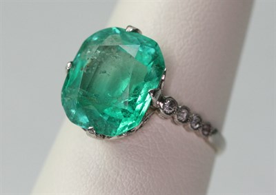 Lot 171 - An early 20th century French platinum mounted emerald and diamond set ring