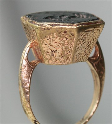 Lot 10 - An antique intaglio set ring
