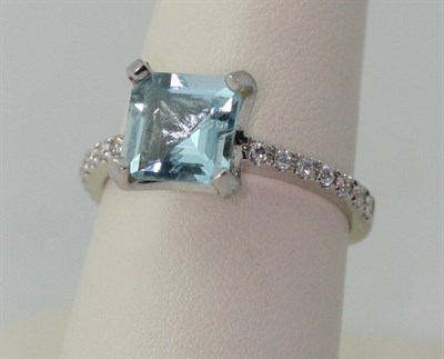 Lot 185 - An aquamarine and diamond set ring