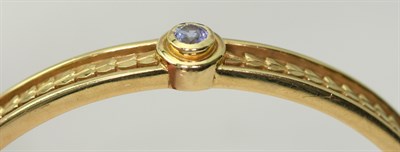 Lot 124 - THEO FENNELL - a contemporary 18ct gold mounted Tanzanite set bangle