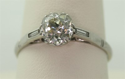 Lot 56 - An early 20th century platinum mounted diamond set ring