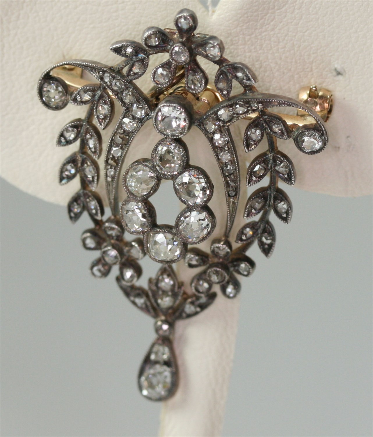 Lot 61 - A Belle Epoque diamond set brooch/pendant
