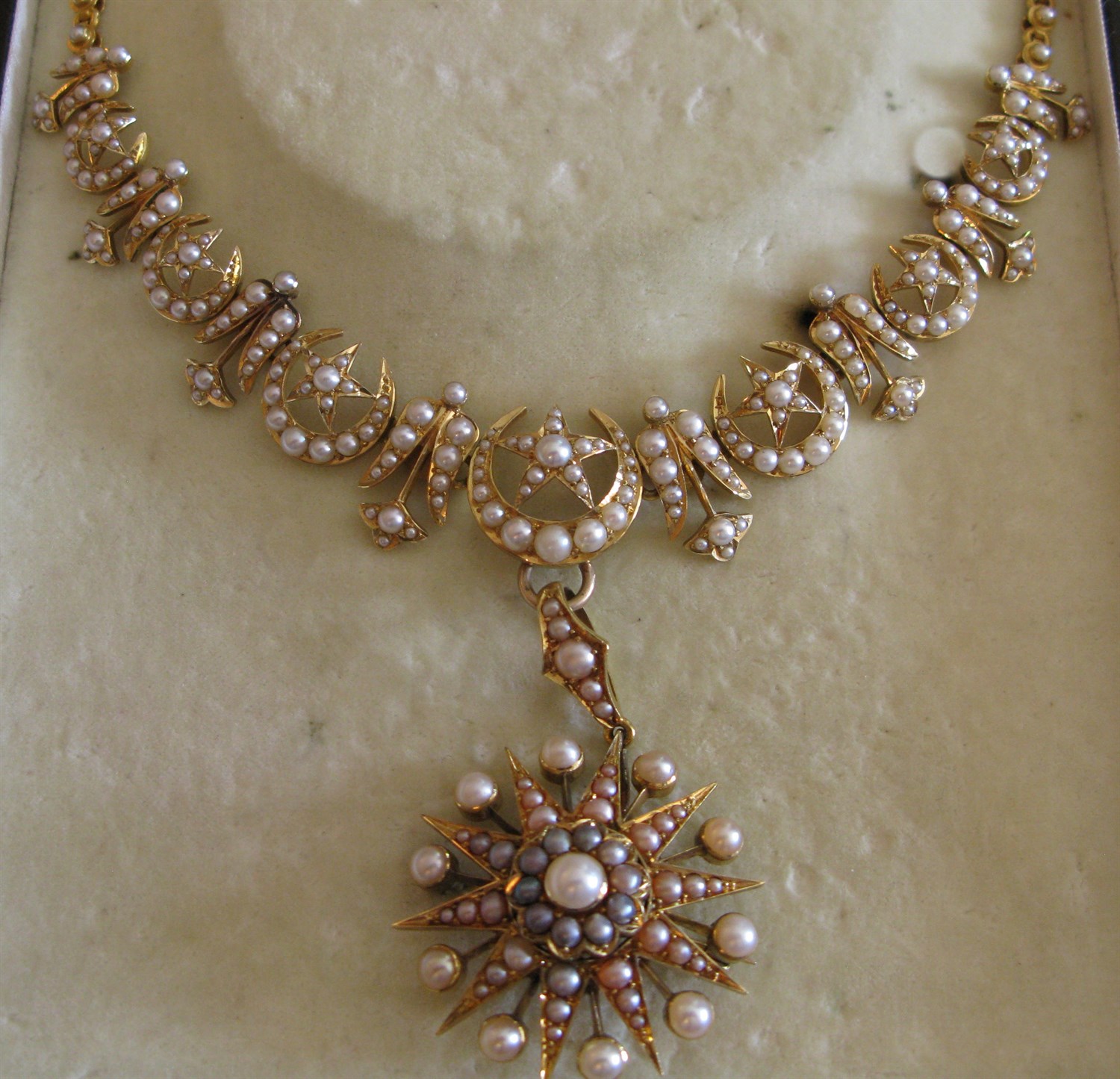 Lot 14 - An Edwardian gold and pearl set necklace