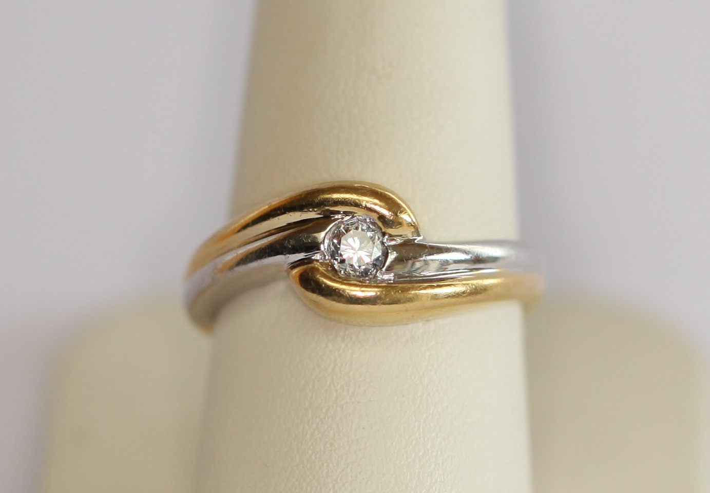 Lot 199 - An 18ct two-coloured gold mounted diamond single-stone ring